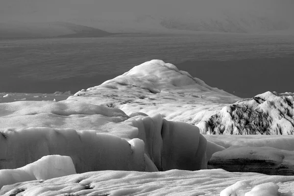 Lagune glaciaire Jokulsarlon en noir et blanc, Vatnajokull, Islande — Photo