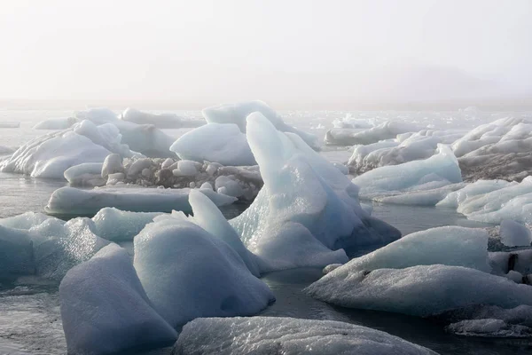 Jokulsarlon Glacial lagune met mist, Vatnajokull, IJsland — Stockfoto