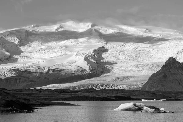 Splendido ghiacciaio Vatnajokull e montagne in bianco e nero in Islanda — Foto Stock