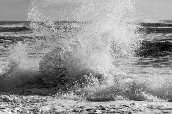 Blocos de gelo das geleiras se separam e são lavados em terra pelas fortes ondas do mar do Atlântico Norte na Islândia . — Fotografia de Stock