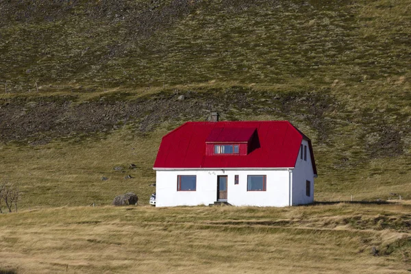 Belle ferme couverte de rouge en Islande . — Photo