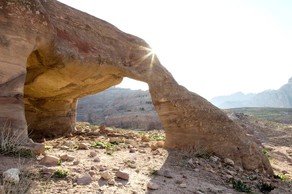 Stenen boog in de vallei van Petra, Jordanië — Stockfoto