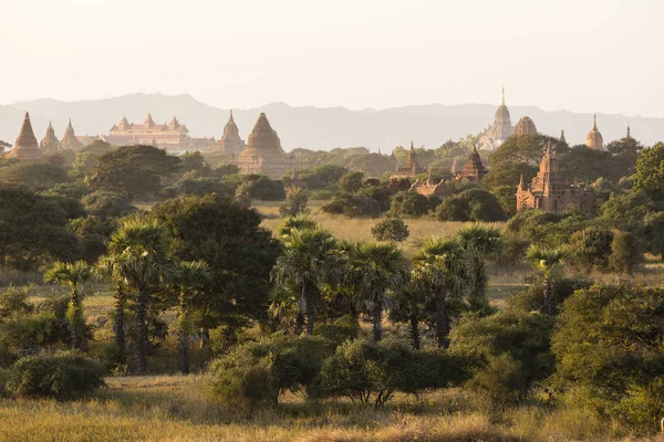 Antiguo Templo en el Parque Arqueológico de Bagan después del amanecer, Myanmar —  Fotos de Stock