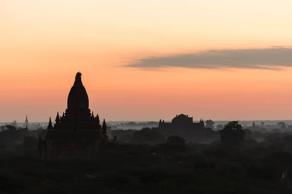 Sylwetka starożytnych świątyń w parku archeologicznego w mieście Bagan przed wschodem słońca, Myanmar — Zdjęcie stockowe