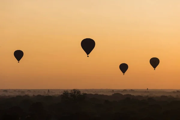 Ballon silhouet met de zonsopgang boven de oude tempels in Bagan, Myanmar — Stockfoto