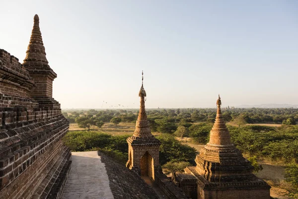 Architektonisches Detail einer Pagode im Vordergrund und des Pagodenfeldes von Bagan im Hintergrund, Myanmar — Stockfoto