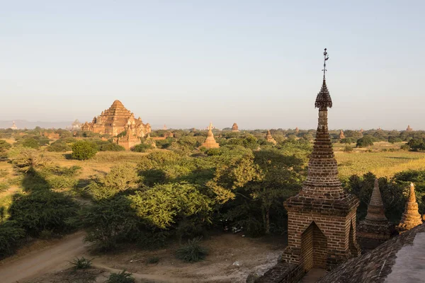 Detalle arquitectónico de una pagoda en primer plano y el campo de pagoda de Bagan en segundo plano, Myanmar —  Fotos de Stock