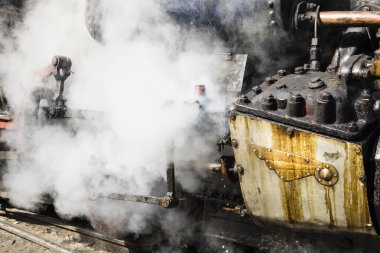 Darjeeling, Hindistan, 3 Mart 2017: Buhar silindir Closeup ile ünlü Darjeeling buharlı tren Hindistan'da valfleri