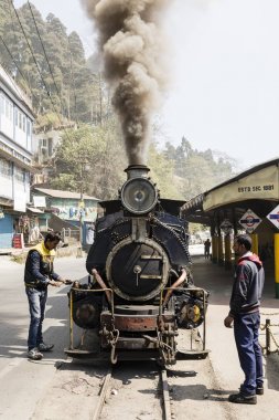 Darjeeling, Hindistan, 3 Mart 2017: ünlü oyuncak tren ghoom tren istasyonunda buharlı lokomotif manevra