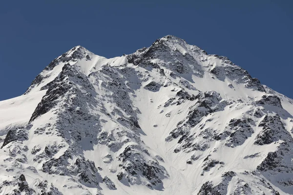 Schneebedeckter, weißer Berggipfel in den Schweizer Alpen — Stockfoto