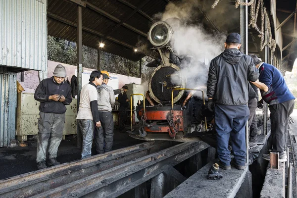 有名な登山鉄道の修理がおもちゃの列車と呼ばれるダージリン、インド、2017 年 3 月 3 日。 — ストック写真