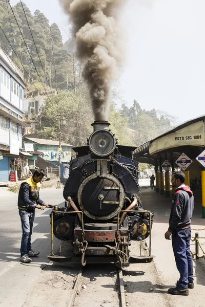 Νταρτζίλινγκ, Ινδία, 3 Μαρτίου 2017: Ελιγμών η ατμομηχανή ατμού στον σιδηροδρομικό σταθμό του ghoom από το διάσημο παιχνίδι τρένο — Φωτογραφία Αρχείου