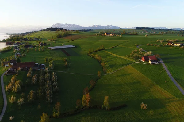 Flygfoto över Alperna i Schweiz på en vårmorgon med Pilatusberget i bakgrunden — Stockfoto