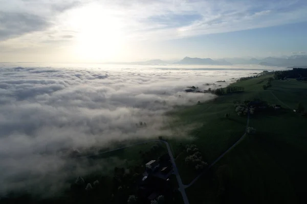 Flygfoto över havet av dimma på en vårmorgon i foten av Schweiz — Stockfoto