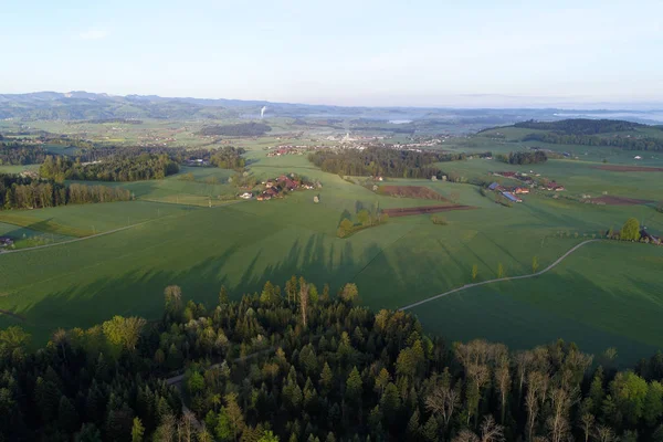 Flygfoto över det kuperade landskapet i centrala Schweiz på en vacker vårmorgon — Stockfoto
