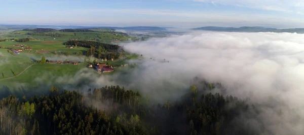 Panorama vista aérea dos Pré-Alpes na Suíça em uma manhã de primavera com alguma neblina matinal — Fotografia de Stock