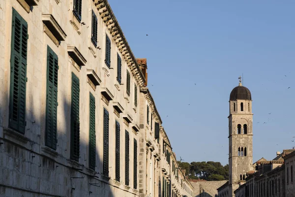 Vista detalhada do histórico Dubrovnik com uma igreja são iluminados pelo sol quente da manhã — Fotografia de Stock