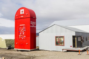 Longyearbyen, Norveç, 26 Haziran 2016: Dev kırmızı posta kutusu için Noel Baba önünde postanede Longyearbyen, Spitsbergen, Norveç