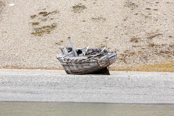 Stranded wooden ship lies on a beach in Spitsbergen, Norway — Stock Photo, Image