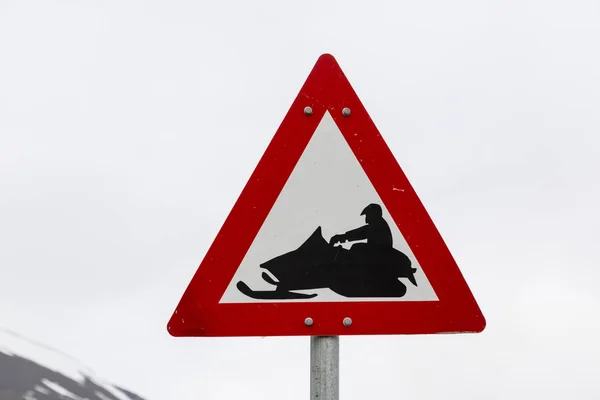 Placa de estrada Atenção snowmobile em Longyearbyen, Spitsbergen, Noruega — Fotografia de Stock