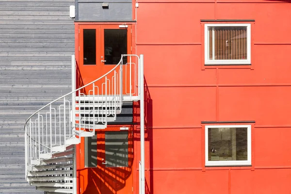 Moderní červené bytový dům v Longyearbyen, Špicberky, Norsko — Stock fotografie