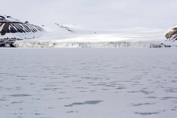 Táj-gleccserhez és a jégtáblák fedett napján a Spitzbergák, Norvégia — Stock Fotó