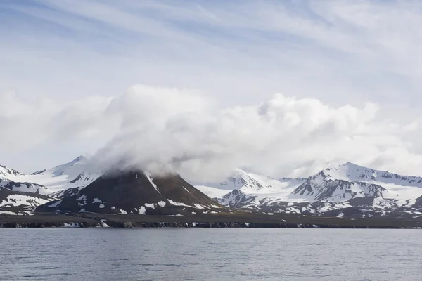 Τοπίο με χιονισμένα βουνά σε μια ηλιόλουστη ημέρα φαίνεται από τη θάλασσα στο Spitsbergen, Νορβηγία — Φωτογραφία Αρχείου