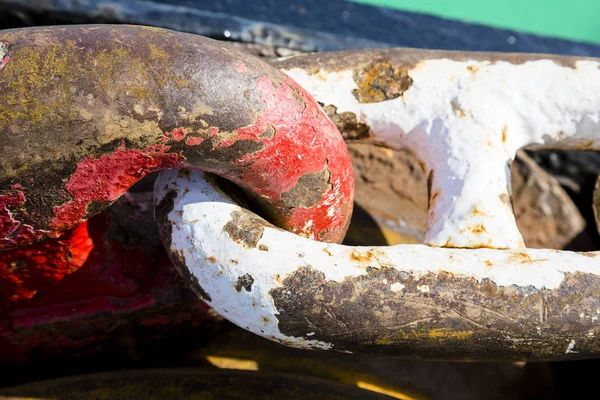 Eslabones oxidados de una cadena de anclaje en un barco —  Fotos de Stock