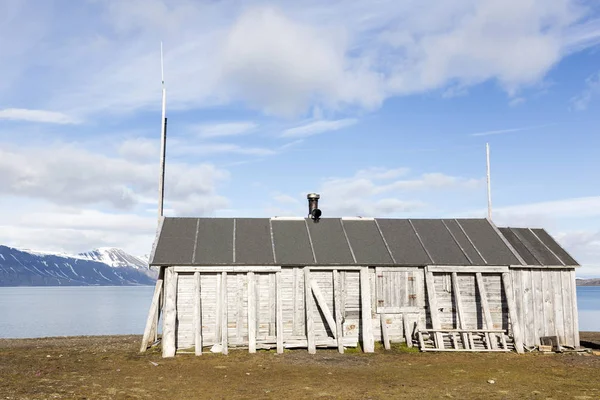 Houten fisherman's hut ligt in een fjord in Noorwegen Bereneiland — Stockfoto