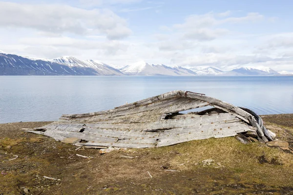 Zvětralých dřevěných lodí se nachází na pláži v fjord na Špicberky, Norsko — Stock fotografie