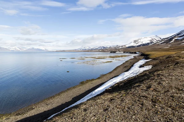 Bir fiyort Spitsbergen, Norveç'te güneşli bir arka planda dağlar ile Panorama — Stok fotoğraf