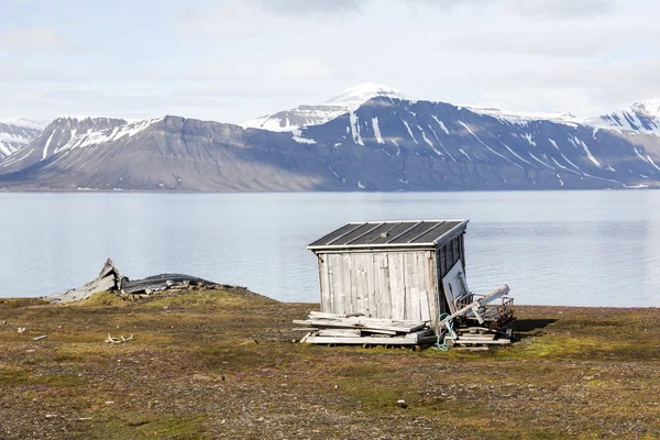 Petite cabane de pêcheur en bois se trouve dans un fjord à Spitzbergen, Norvège — Photo
