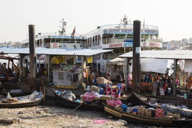 Dakka, Bangladeş, 24 Şubat 2017: Renkli telaş Dhaka Bangladeş'te Buriganga Nehri'nin Sadarghat terminalinde