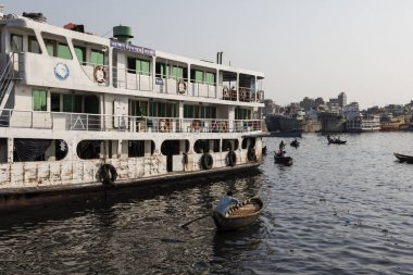 Dakka, Bangladeş, 24 Şubat 2017: Renkli telaş Dhaka Bangladeş'te Buriganga Nehri'nin Sadarghat terminalinde