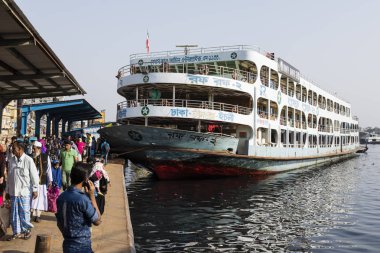 Dakka, Bangladeş, 24 Şubat 2017: Renkli telaş Dhaka Bangladeş'te Buriganga Nehri'nin Sadarghat terminalinde