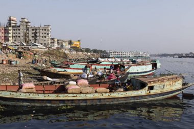 Dakka, Bangladeş, 24 Şubat 2017: Ürünler işleme meyve ve sebze Buriganga River Dhaka Bangladeş