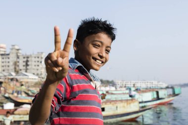 Dakka, Bangladeş, 24 Şubat 2017: Barış işareti yapmak bir genç yakışıklı ve gülen genç Dhaka Bangladeş'te portresi