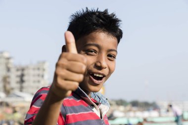 Dakka, Bangladeş, 24 Şubat 2017: Başparmak yukarıya işaret yapma bir genç yakışıklı ve gülen genç Dhaka Bangladeş'te portresi