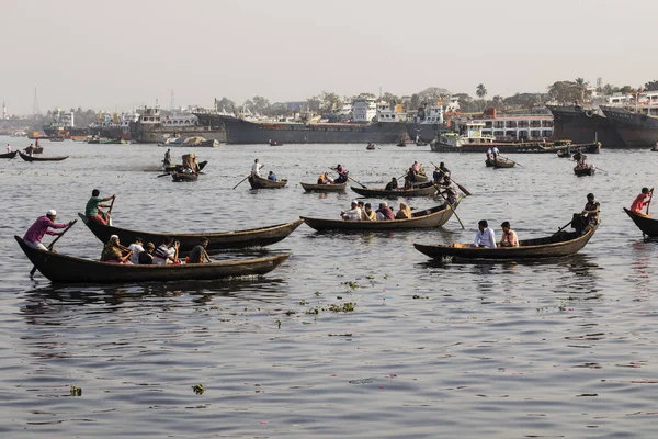 Dhaka, Bangladesh, 24 de fevereiro de 2017: Pequenos barcos a remos servem de táxi entre as duas margens do rio Buriganga, em Dhaka Bangladesh — Fotografia de Stock