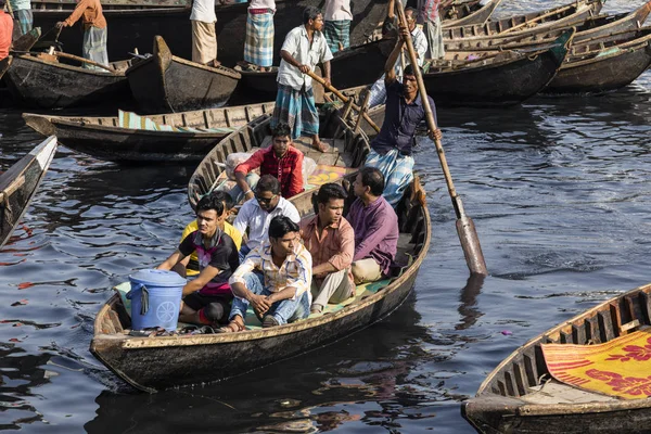 Dhaka, Banglades, február 24-2017: Utas érkezik egy fából készült taxi hajó Sadarghat terminál Dakka Banglades — Stock Fotó