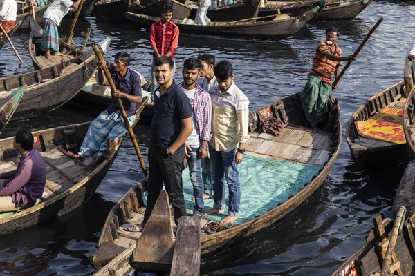 Dhaka, Bangladesh, 24 de fevereiro de 2017: Passageiros chegam em um barco de táxi de madeira no Terminal Sadarghat em Dhaka Bangladesh — Fotografia de Stock