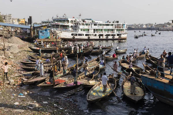 Dhaka, Bangladesh, 24 de fevereiro de 2017: Pequenos barcos a remos estão esperando passageiros nas margens do rio Buriganga, em Dhaka Bangladesh — Fotografia de Stock