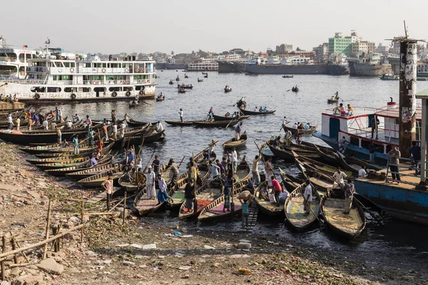 Dhaka, Bangladesz, 24 lutego 2017: Małe łódki czekają na pasażerów na brzegu rzeki Buriganga w Dhaka Bangladesz — Zdjęcie stockowe