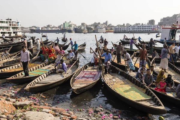 Dhaka, Bangladesh, 24 de fevereiro de 2017: Homens esperam passageiros em seus pequenos barcos a remos em Sadarghat, no rio Buriganga, em Dhaka Bangladesh — Fotografia de Stock