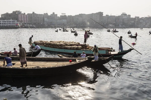 Dhaka, Bangladesh, 24 de fevereiro de 2017: Pessoas e navios de carga no Terminal Sadarghat, no Rio Buriganga, em Dhaka Bangladesh — Fotografia de Stock