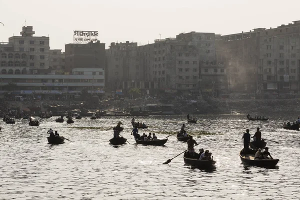 Dhaka, Bangladesh, 24 febbraio 2017: Scatto retroilluminato di piccole barche di legno usate come taxi sul fiume Buriganga a Dhaka Bangladesh — Foto Stock