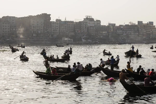 Dhaka, Bangladesh, 24 febbraio 2017: Scatto retroilluminato di piccole barche di legno usate come taxi sul fiume Buriganga a Dhaka Bangladesh — Foto Stock