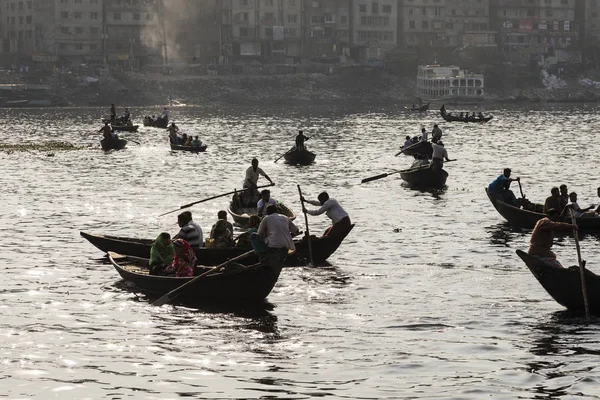 Dhaka, Bangladesh, 24 febbraio 2017: Scatto retroilluminato di piccole barche di legno usate come taxi sul fiume Buriganga a Dhaka Bangladesh — Foto Stock