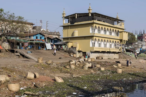 Dhaka, Bangladesz, 24 lutego 2017: Brzegu rzeki rzeki Buriganga ze slumsów w tle jest pełno śmieci w Dhaka Bangladesz — Zdjęcie stockowe