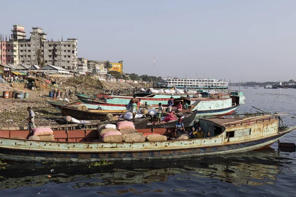 Dakka, Banglades, február 24-2017: Áru kezelése a gyümölcsök és zöldségek, a Buriganga folyó Dakka Banglades — Stock Fotó